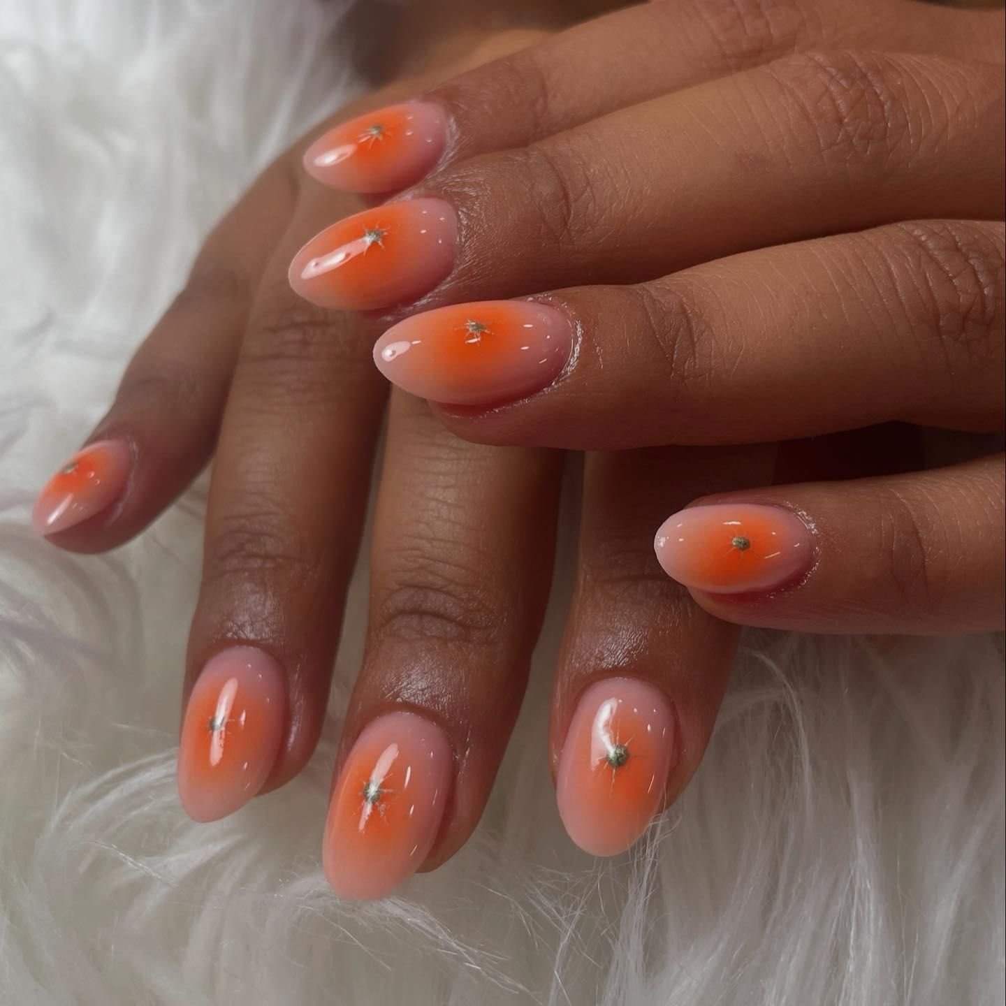 Manicura con refuerzo y semipermanente con line art blanco
